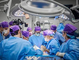 جراحون يعلنون إجراء أول عملية زرع "عين كاملة" في العالم