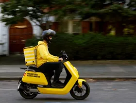 بريطانيا تعتقل 280 في حملة على سائقي التوصيل "غير القانونيين"