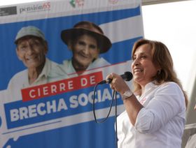 رئيسة بيرو تندد باقتحام الشرطة منزلها بحثاً عن ساعات "رولكس"