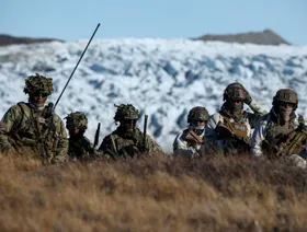 ترمب يناقش خيارات الاستحواذ على جرينلاند.. والجيش خيار مطروح