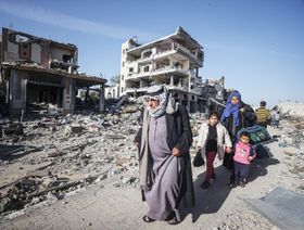 بالصور.. حكايات العائدين إلى الديار في غزة بعد بدء سريان الهدنة