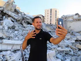 فلسطيني أصّم يوصل معاناة أهل غزة إلى العالم بلغة الإشارة