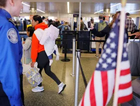 تقرير: خطة أميركية لمنح المهاجرين القُصّر أموالاً مقابل مغادرتهم الطوعية