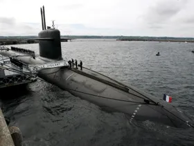 فرنسا تعلن اعتراض مسيرات مجهولة المصدر فوق قاعدة للغواصات النووية