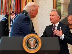 ترمب يدافع عن ويتكوف بعد المكالمة المسربة مع الكرملين.. وواشنطن تحذر كييف من "هزيمة وشيكة"