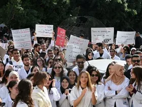 تونس.. آلاف الأطباء يضربون عن العمل للمطالبة بزيادة الأجور