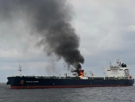 سفينة هاجمها الحوثيون في البحر الأحمر تواجه مصيراً مجهولاً