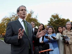 بيسنت: الولايات المتحدة قد تخفف العقوبات على فنزويلا خلال أيام