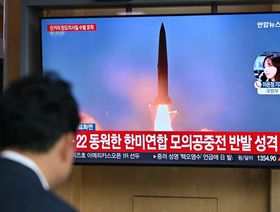 كوريا الشمالية تطلق دفعة صواريخ بالستية.. وتنفي إرسال أسلحة لموسكو