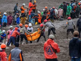 إندونيسيا.. فرق الإنقاذ تبحث عن 80 مفقوداً بعد انهيار أرضي