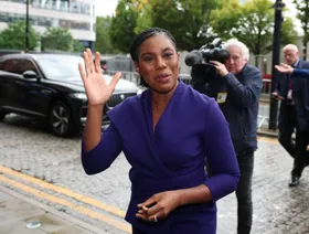 المحافظون يتعهدون بإنشاء قوة ترحيل بريطانية تشبه وكالة الهجرة الأميركية