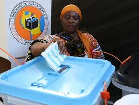 تنزانيا.. تعليمات لموظفي الحكومة والطلاب بالبقاء في المنازل بعد انتخابات شابتها فوضى