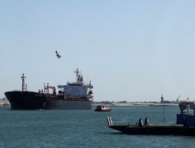 قناة السويس تدعو شركات الشحن لاستئناف الملاحة بعد هدوء الهجمات