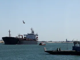 قناة السويس تدعو شركات الشحن لاستئناف الملاحة بعد هدوء الهجمات