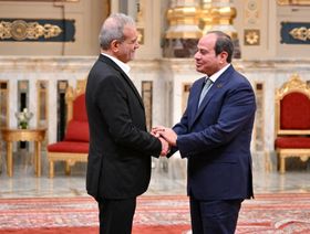 السيسي لبيزشكيان: لا حلول عسكرية لقضية الملف النووي الإيراني