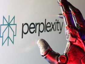 Perplexity تبحث دمج مساعدها الذكي في هواتف سامسونج وموتورولا