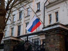 "مخطط احتيالي".. سفارة موسكو بلندن تدين قروض "مجموعة السبع" لكييف