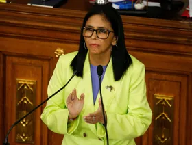 زعيمة فنزويلا الجديدة تسعى لتعزيز سلطتها وسط تحديات داخلية