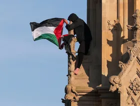 مثول رجل تسلق برج "بيج بن" تأييداً للفلسطينيين أمام القضاء