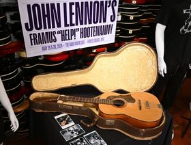 جيتار جون لينون.. من العلّية إلى أرض الملايين