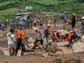 إندونيسيا.. انهيارات أرضية تودي بحياة 23 جندياً من البحرية