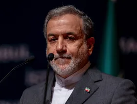 البرنامج النووي يتصدر محادثات وزير الخارجية الإيراني في باريس الأربعاء