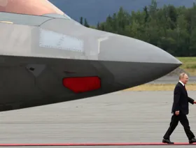 تحليق قاذفة B2 ومقاتلات F35 بقمة ألاسكا.. ترحيب أم استعراض قوة؟