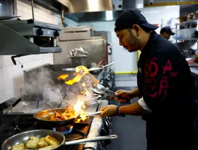 Aiman طاه يعمل بالذكاء الاصطناعي في أحد مطاعم دبي