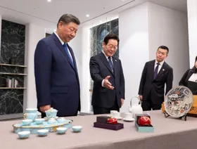 فيديو.. شي يهدي نظيره الكوري الجنوبي هاتفين شاومي ويمزح بشأن "الباب الخلفي"