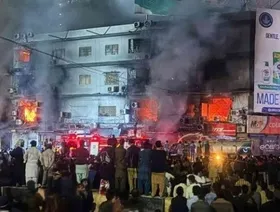 باكستان.. حريق يدمر مركزاً تجارياً في كراتشي والبحث عن 60 مفقوداً