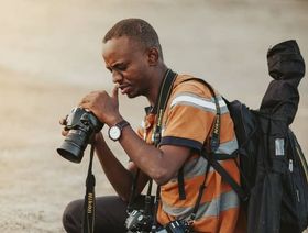 يحلم بتنظيم معرض.. مصور سوداني يوثق "جحيم الحرب" بـ500 صورة