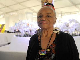 رحيل الفنانة فيث رينجولد رمز مكافحة العنصرية في أميركا