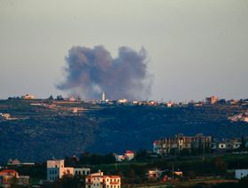 غارة إسرائيلية تقتل عنصرين من "حزب الله" في مبنى سكني بجنوب لبنان