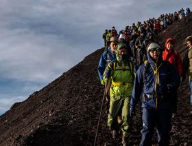 اليابان.. نظام جديد لحجز تذاكر جبل فوجي لمكافحة "السياحة المفرطة"