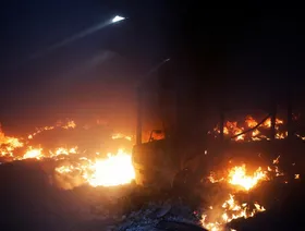 بسبب ارتفاع الحرارة.. فرق الإطفاء تكافح دوامات نارية شمال إسبانيا