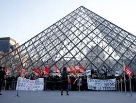 فرنسا.. متحف اللوفر يفتح أبوابه متأخراً وإغلاق أقسام بسبب إلاضراب