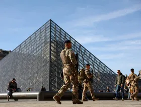 اتهام شخصين آخرين في قضية سرقة مجوهرات من متحف اللوفر