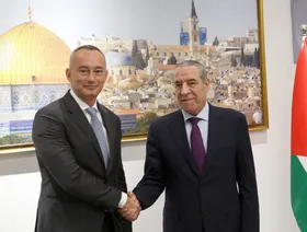 نائب الرئيس الفلسطيني يبحث مع ملادينوف المرحلة الثانية من خطة ترمب