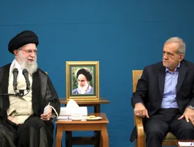 إيران بين المرشد والرئيس.. من يحكم البلاد سياسياً وعسكرياً؟