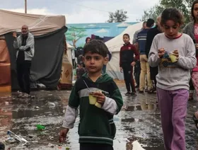 بوسائل بدائية.. حرب غزة تضطر النازحين إلى شرب مياه الأمطار