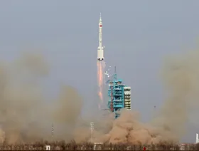 الصين تطلق مركبة فضائية للمساعدة في إعادة رواد فضاء عالقين