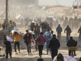 حرب غزة.. قصف إسرائيلي متواصل ومساعدات في البحر وجوع يهدد حياة الآلاف