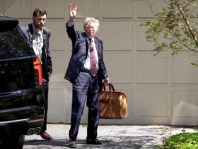 جون بولتون يعود لمنزله بعد مداهمة FBI.. وترمب يصفه بـ"غير الوطني"