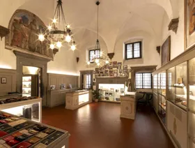 مدرسة الجلد في فلورنسا.. حين تتحوّل الأيدي إلى ذاكرة ومستقبل