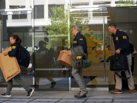 بعد مداهمة منزله.. تفاصيل جديدة عن اتهامات FBI لبولتون بخرق السرية