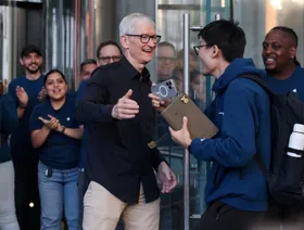 تيرنوس أبرز المرشحين.. أبل تكثف جهود البحث عن خليفة رئيسها التنفيذي تيم كوك