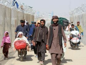 باكستان تهدد بطرد 1.73 مليون أفغاني.. وطالبان: "غير مقبول"