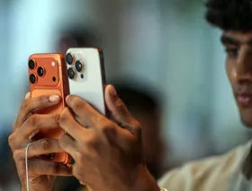 أبل تخطط لإضافة ميزات جديدة تعمل عبر الأقمار الاصطناعية لهواتف آيفون