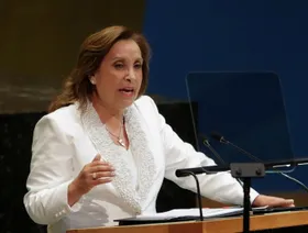 برلمان بيرو يوافق بالإجماع على عزل الرئيسة دينا بولوارتي