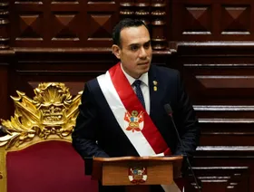 بيرو تعتزم إعلان الطوارئ على الحدود لمنع دخول المهاجرين